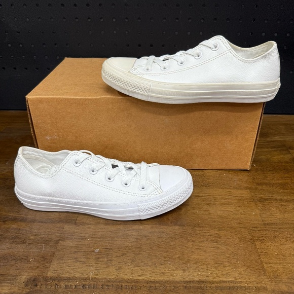 Used W/O Box! Womens Converse Chuck Taylor All Star Ox Leather White Size 6 - Picture 1 of 6